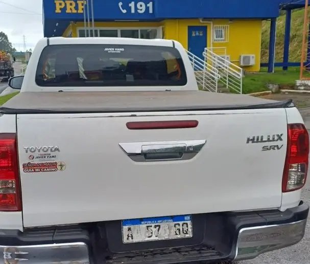 Picape argentina é flagrada com placas ilegíveis na BR-101