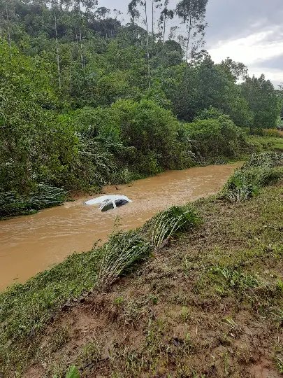 Mulher morre e outra fica ferida após carro cair em ribeirão em Ilhota