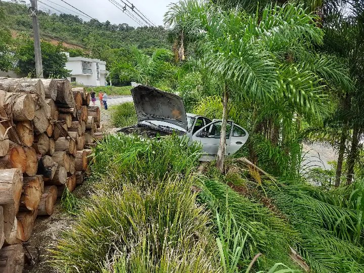 (URGENTE) Saída de pista em Botuverá deixa mulher e criança feridas