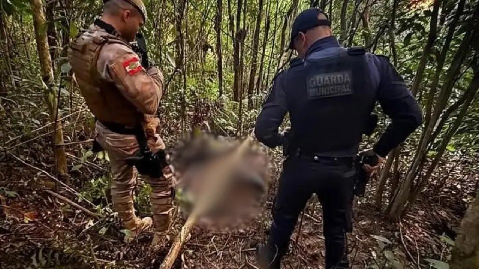 Corpo de homem executado no "Tribunal do Crime" é encontrado enterrado em matagal