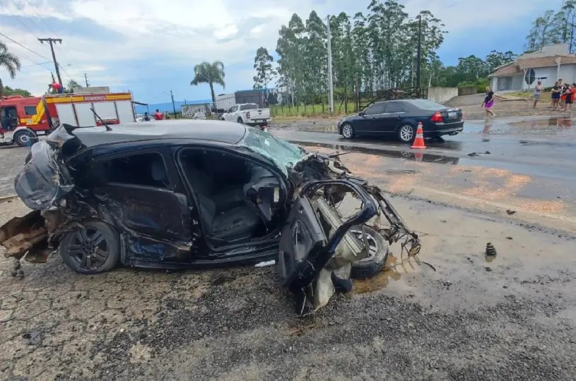 Jovem de 22 anos morre em acidente entre carro e caminhão