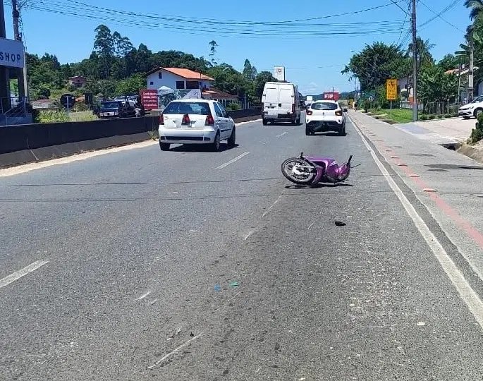 Motociclista fica ferido em colisão na rodovia Antônio Heil