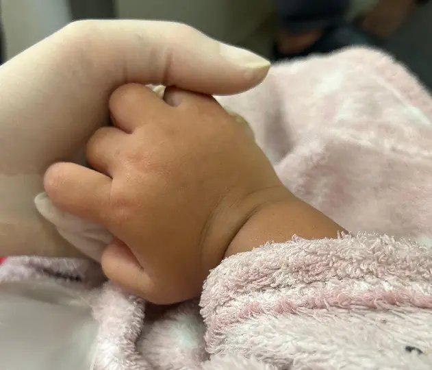 Bebê de 1 ano é resgatada após afogamento em piscina