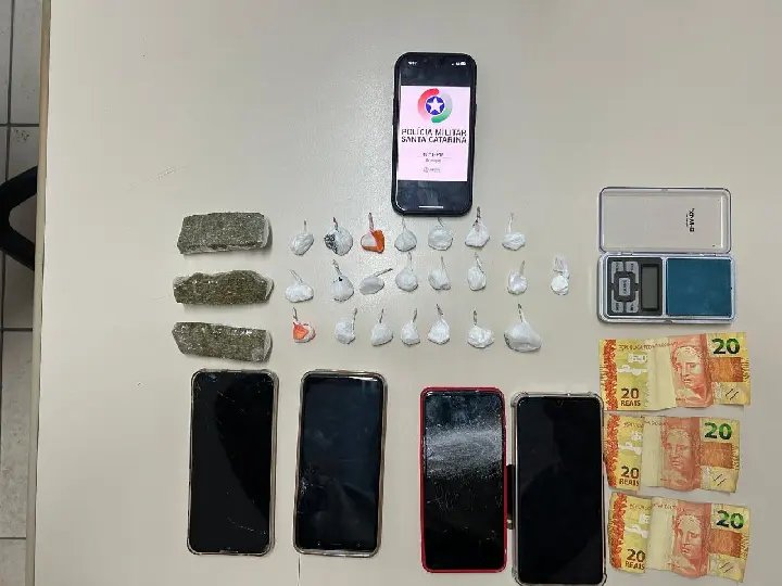 Homem quebra celular ao perceber abordagem policial em Brusque