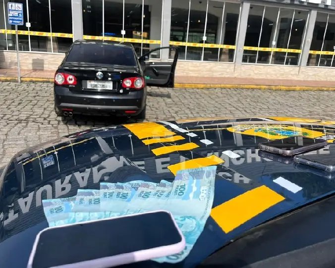Mulheres são flagradas com notas de dinheiro falsas na BR-101