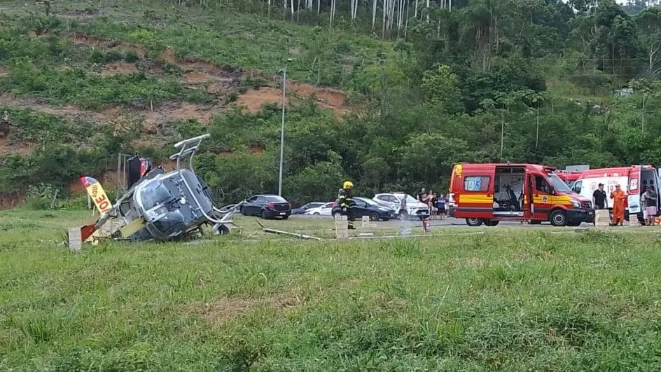 Helicóptero com 5 pessoas cai ao tentar levantar voo em Penha