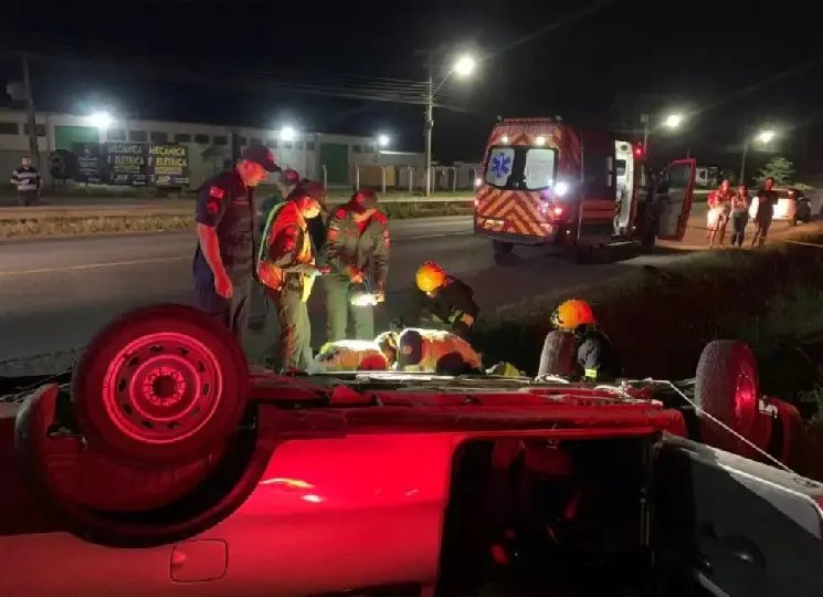 Motorista morre ao capotar caminhonete na BR-470