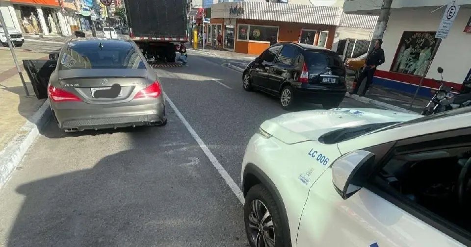 Mercedes com mais de R$ 50 mil em multas é apreendida