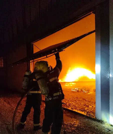 Galpão pega fogo durante a madrugada em Gaspar