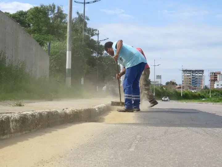 Equipes da secretaria de Obras realizam mutirões de limpeza pela cidade