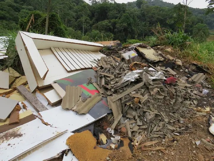 Mutirão de limpeza reforça combate à dengue em bairros de Brusque