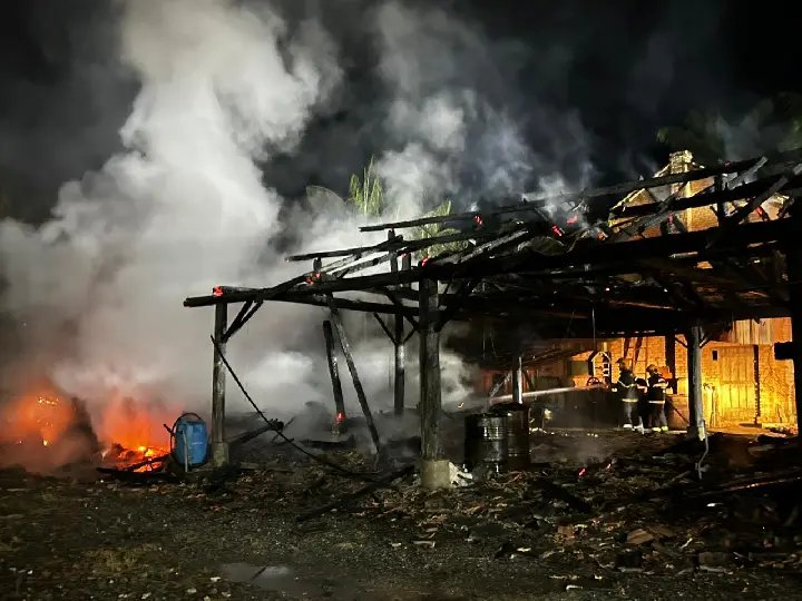 Galpão de madeira é destruído por incêndio em Botuverá