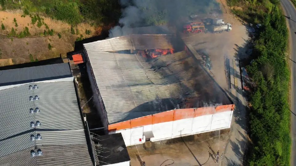 (VÍDEO) Incêndio destrói galpão em Botuverá
