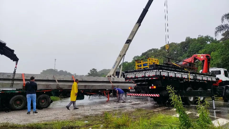 (VÍDEO) Carreta que bloqueou pista no retorno da Antônio Heil teve carga deslocada