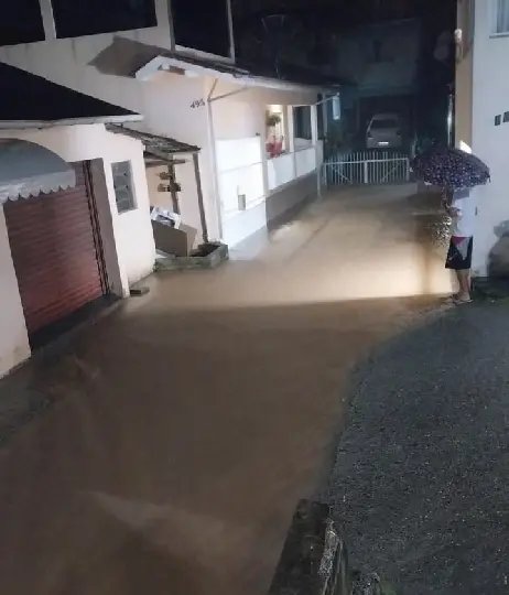(VÍDEO) Volume de chuva deixa ruas alagadas em Brusque