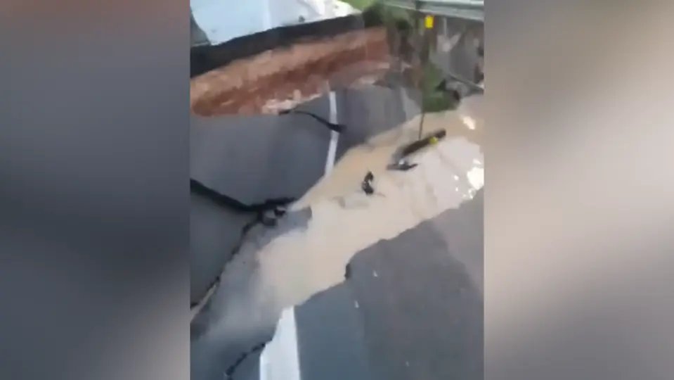 (VÍDEO) Cratera se abre após pista ceder em trecho da BR-101