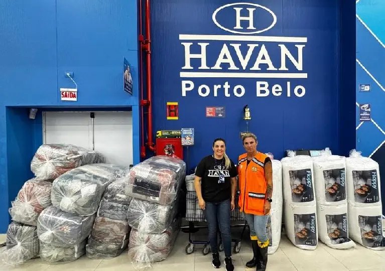 Havan doa mantas e travesseiros para atingidos pelas chuvas de Porto Belo