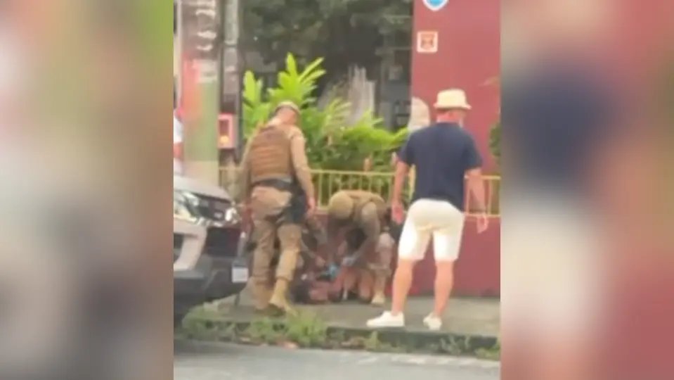 (VÍDEO) Mulher em descontrole emocional é detida pela polícia no Centro