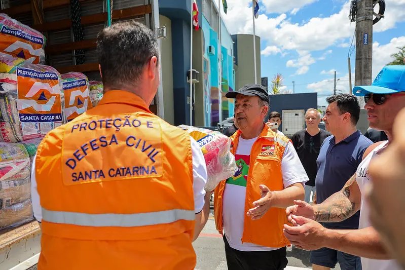 Governador entrega ajuda humanitária em cidades afetadas pelas chuvas