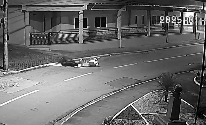 (VÍDEO) Motociclista colide no meio-fio e sofre lesões