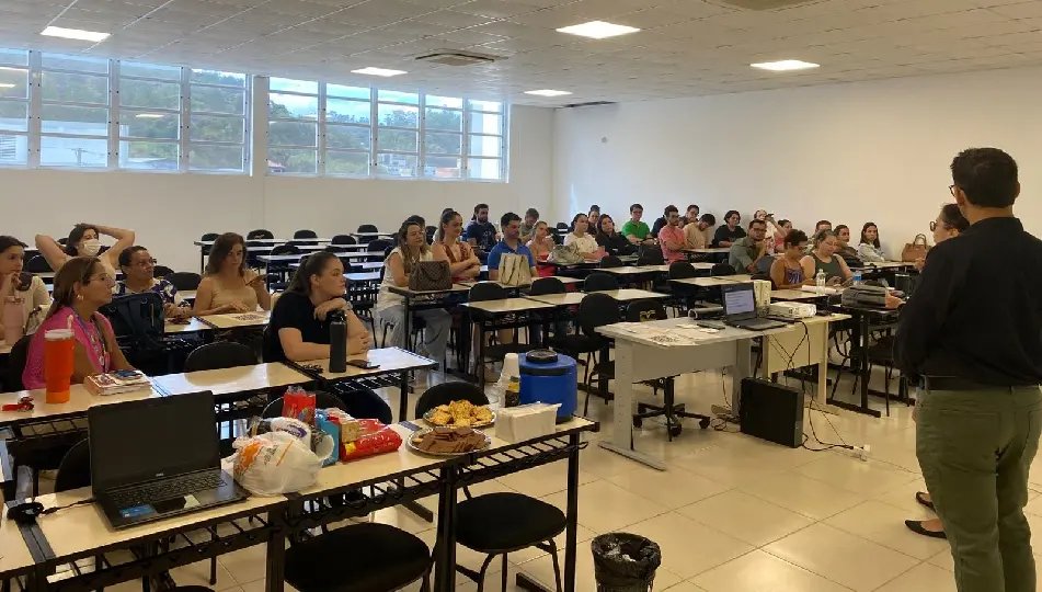 Profissionais da saúde participam de capacitação sobre a dengue