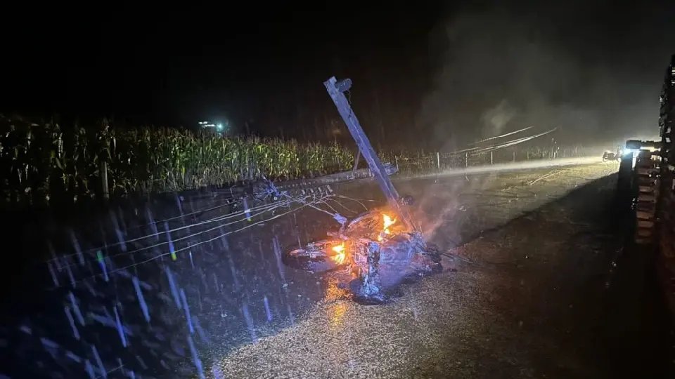 Colisão contra poste faz moto pegar fogo em Canelinha