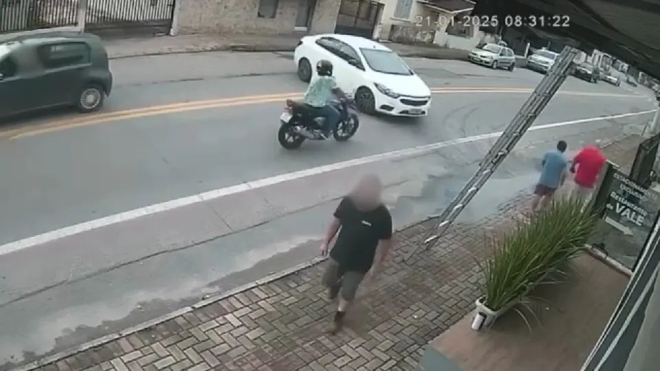 (VÍDEO) Câmera de segurança flagra acidente entre carro e moto no Azambuja