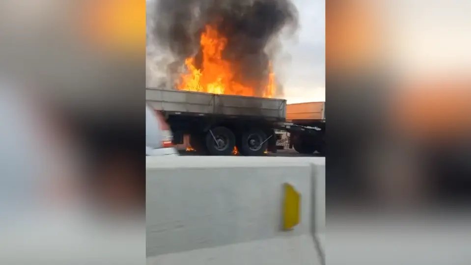 (VÍDEO) Caminhão bitrem pega fogo na BR-101, em Itajaí