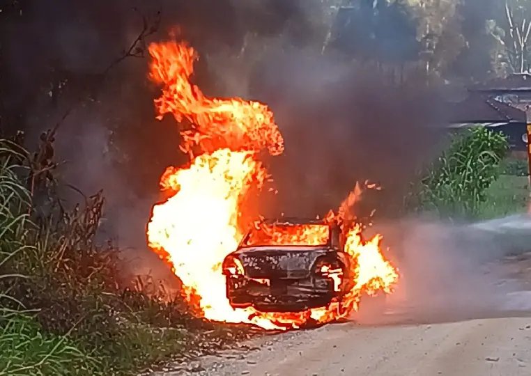 Carro é destruído por incêndio em Nova Trento