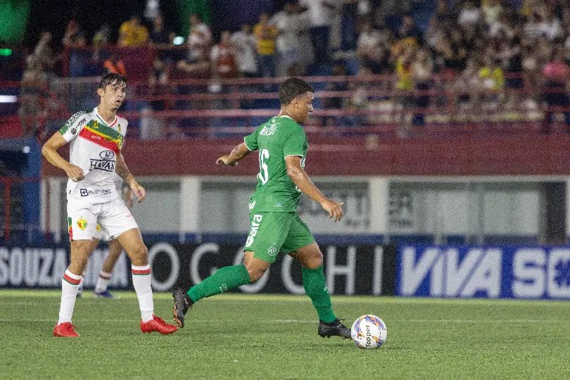 Brusque sofre com falhas defensivas e perde para a Chapecoense