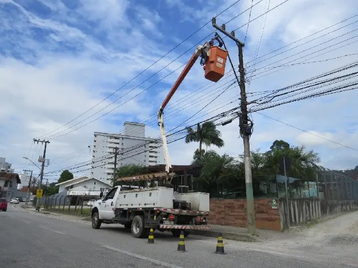 Principais ruas de Brusque recebem iluminação em LED