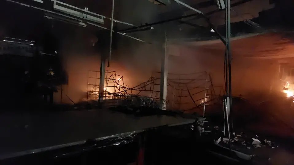 Incêndio de grandes proporções destrói galpão de malharia