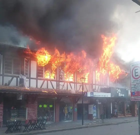 (VÍDEO) Incêndio de grandes proporções atinge edificação em Blumenau