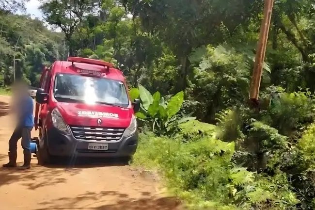 Homem fica ferido após tobata cair em ribanceira