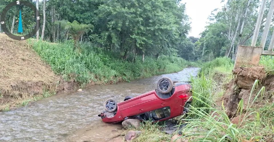 Veículo cai no rio e ocupante sofre graves ferimentos em Guabiruba