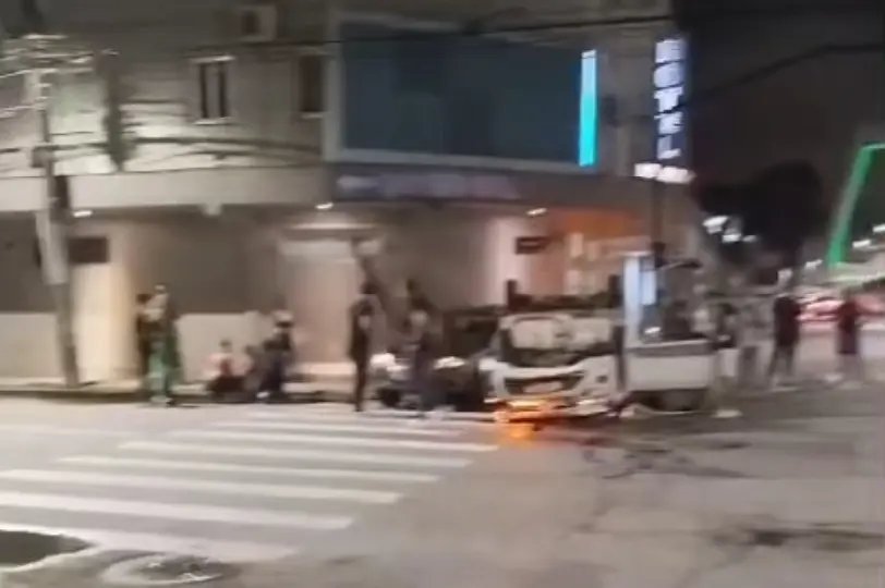 (VÍDEO) Colisão seguida de capotamento deixa jovem ferida em Brusque