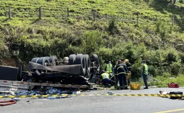Homem fica gravemente ferido após carreta tombar na BR-470