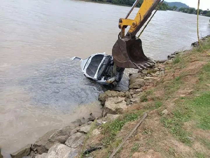 Motorista morre ao perder o controle e cair no rio 