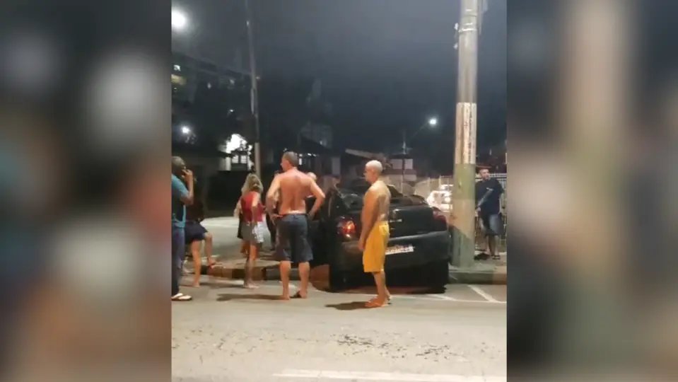 (VÍDEO) Motorista é socorrido inconsciente após bater carro em poste