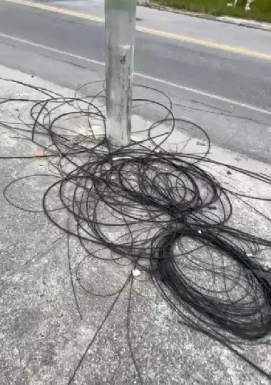 (VÍDEO) Empresário reclama dos fios deixados nas calçadas pelas telefonias