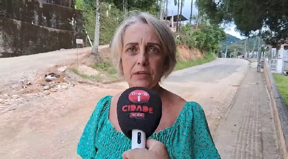 (VÍDEO) Dona de casa reclama do descaso com a rua Ângelo Luçolli