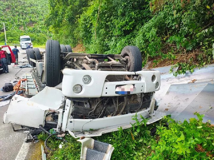 Caminhoneiro morre em acidente grave na Serra de Corupá