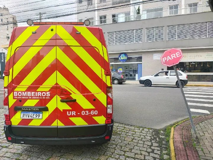 Placa de sinalização atinge idosa após caminhão enroscar em fiação