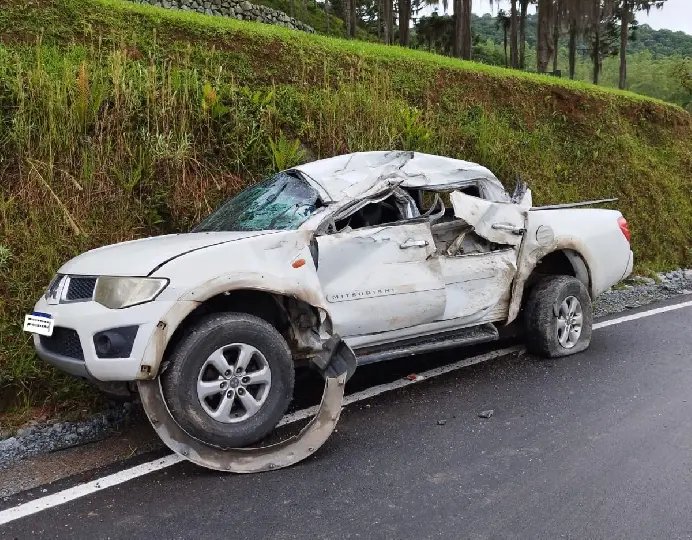 Motorista de caminhonete fica ferido após colisão com caminhão