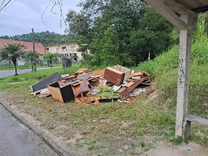 (VÍDEO) Professora lamenta descarte irregular no bairro Volta Grande