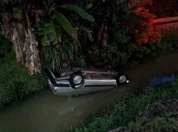 Motorista capota carro e cai dentro de córrego, no São Pedro