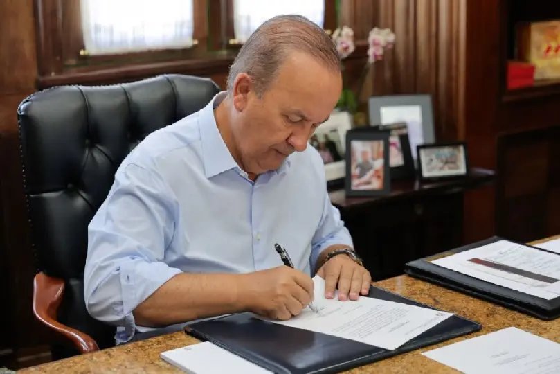 (VÍDEO) Jorginho Mello sanciona lei que proíbe conteúdos impróprios nas escolas