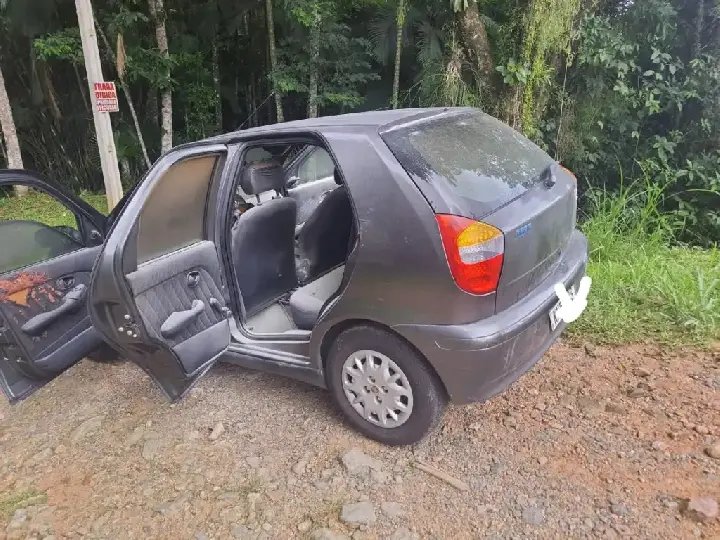 Corpo carbonizado é encontrado dentro de carro incendiado