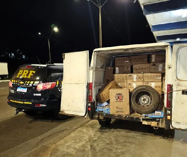 Motorista foge e abandona carro com 40 mil maços de cigarros contrabandeados