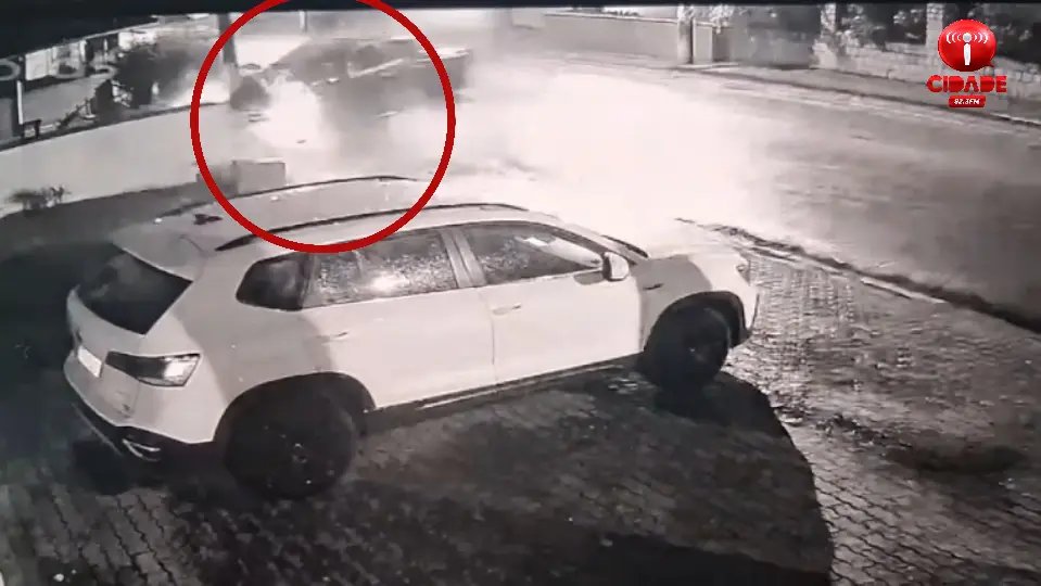 (VÍDEO) Câmera flagra momento em que caminhonete derruba muro e árvore no São Luiz